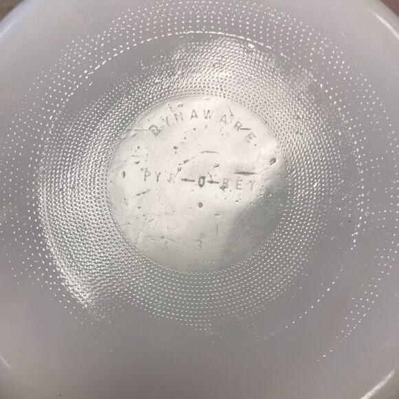 Vintage 60s Dynaware Pyr–O–Rey milk glass ovenware casserole dish - Picture 5 of 6